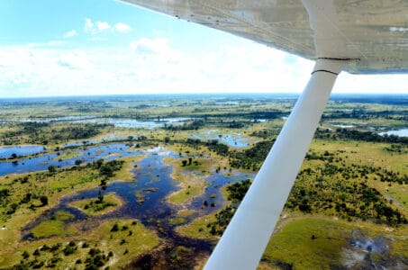 Luftaufnahme des Okavango-Deltas in Botswana aus einem Kleinflugzeug