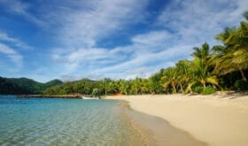 Sandy beach on Drawaqa Island, Yasawa Islands, Fiji. This archipelago consists of about 20 volcanic islands